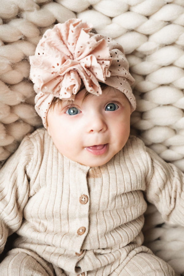 Tistelief | Roze broderie ruffel Turban vooraanzicht baby