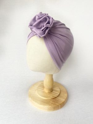 Lila turban met ruffel, perfect voor de kleine meid.