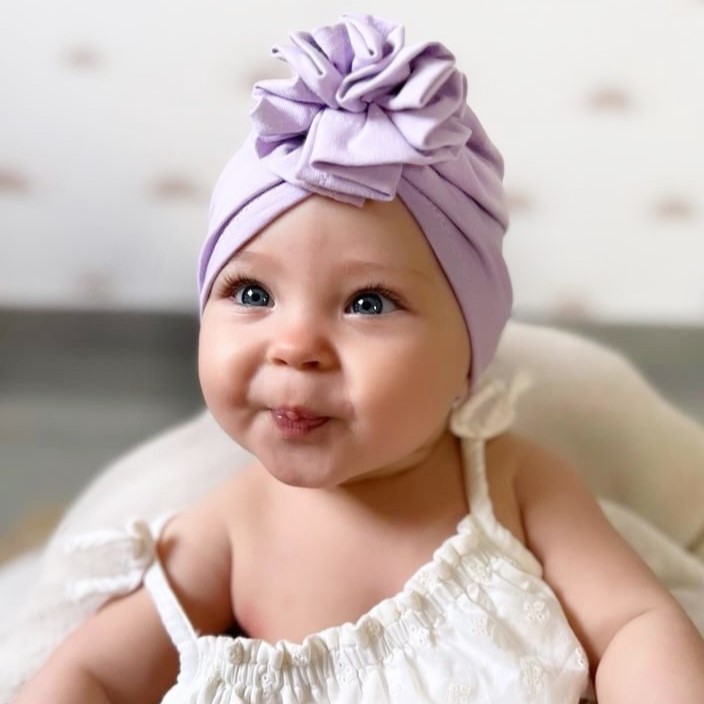 Turban Tricot Lila Ruffel van Tistelief, dragend door een schattige baby. Verkrijgbaar in de webshop.