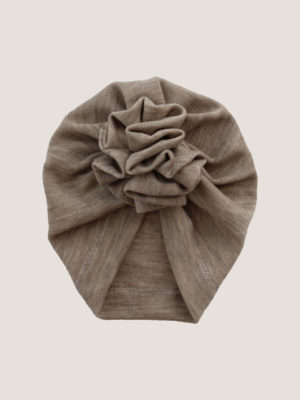 Zachte beige merino wollen turban met ruffel voor baby's. De turban is handgemaakt en verkrijgbaar in verschillende maten.