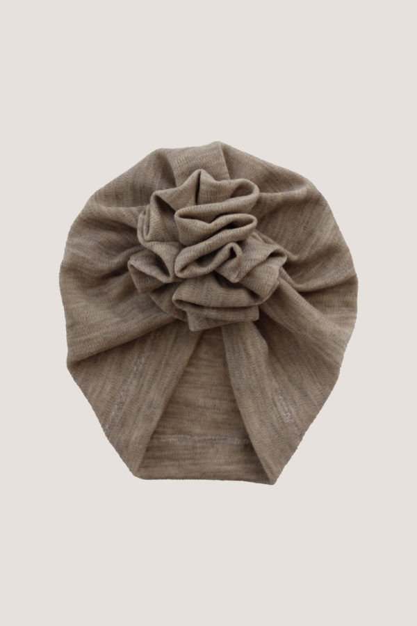 Zachte beige merino wollen turban met ruffel voor baby's. De turban is handgemaakt en verkrijgbaar in verschillende maten.