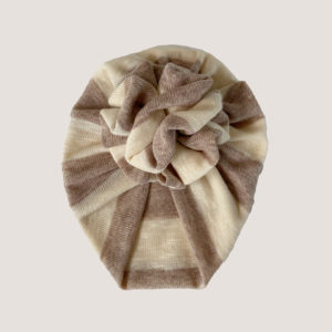 De Ruffel Stripe Beige babymuts is een stijlvol en comfortabel accessoire, gemaakt van zachte katoenmix.