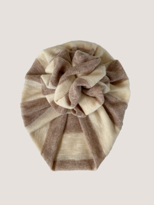 De Ruffel Stripe Beige babymuts is een stijlvol en comfortabel accessoire, gemaakt van zachte katoenmix.