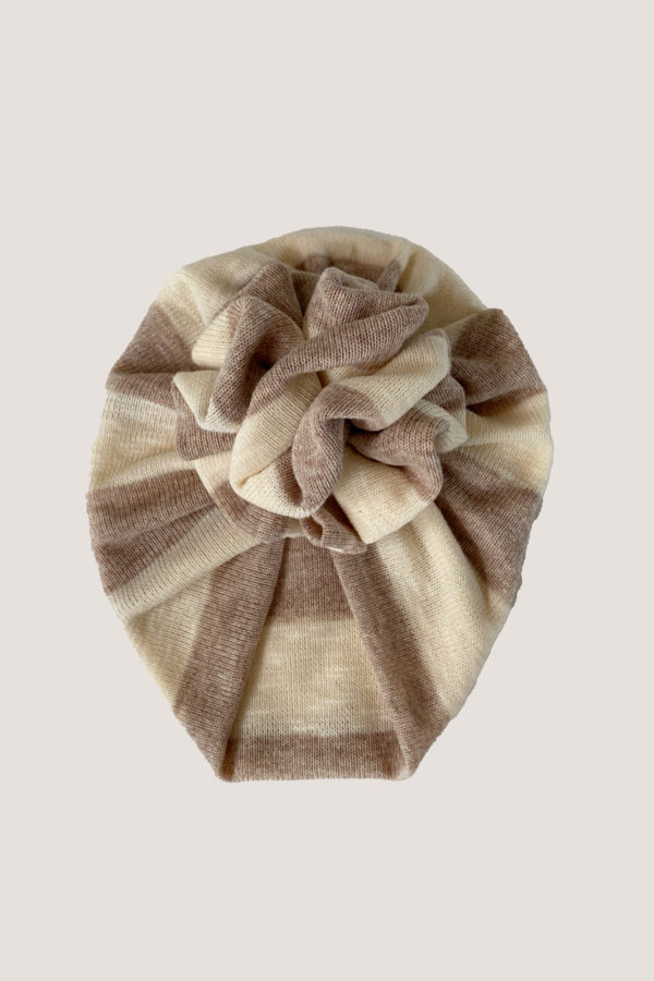 De Ruffel Stripe Beige babymuts is een stijlvol en comfortabel accessoire, gemaakt van zachte katoenmix.