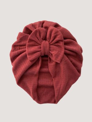 Stijlvol diep rood babymutsje van Merinowol met strik. Merino Rosewood Strik biedt warmte en comfort, perfect voor koude dagen.